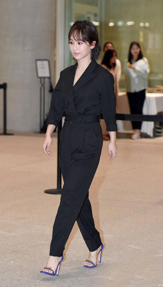 楊紫身穿黑色套裝亮相活動，與樸信惠同框比美！卻老氣得像40歲？ 時尚 第3張