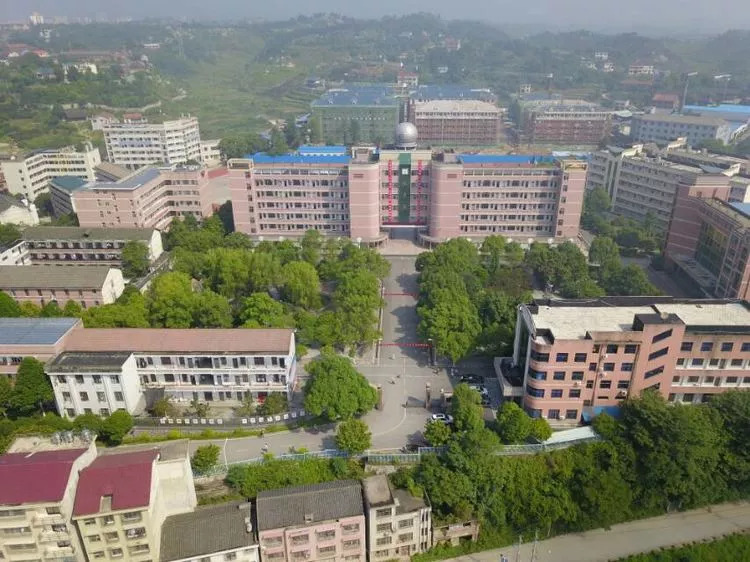 警法 正文  溆浦县中学坐落于溆浦县城东郊的枣子坡,背倚凤凰山
