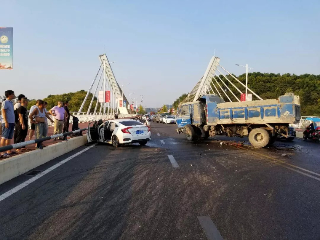 合川南屏大桥发生车祸,女司机撞上大货车,惊魂时刻