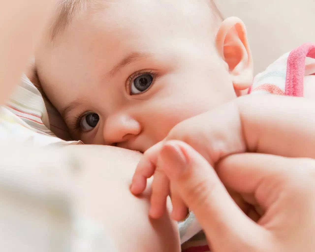 两个月大的婴儿在洗澡时哭泣图片下载 - 觅知网