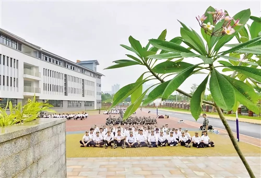 按示范性高中标准建设南宁四中凤凰校区对于新学校师资力量问题,谢