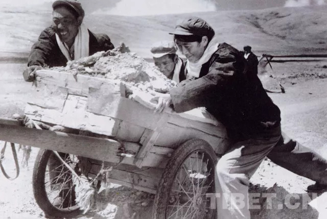 图为:人力平板车曾是西藏上世纪五,六十年代公路施工中的筑路工具.