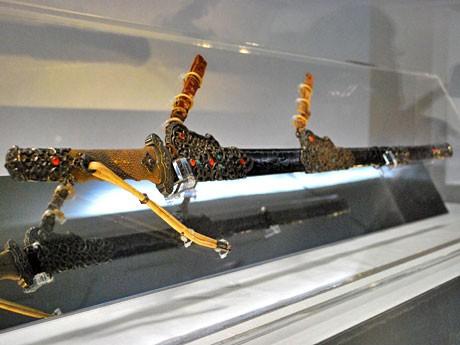 文化 正文  图为收藏于日本正仓院的金银钿装唐大刀 论军力,汉唐,乃至