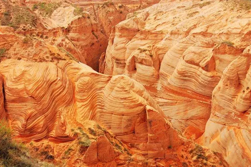 流纹岩地貌景观,流纹岩地貌为酸性喷出岩冷凝,后经风化所致,具有流纹