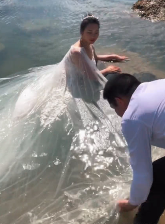 新娘被安排在海水中拍婚纱照全身湿透若隐若现成片新娘不开心