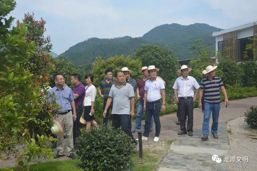 龙潭镇组织镇村干部到陆河县螺溪镇参观学习社会主义新农村建设工作