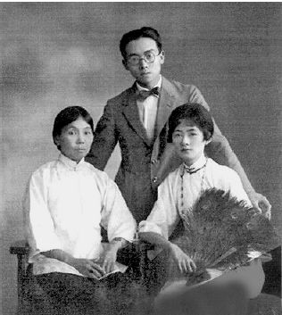 梁思成夫妇与王桂荃(左)合影可惜的是,梁启超去世过早,他一生写了那么