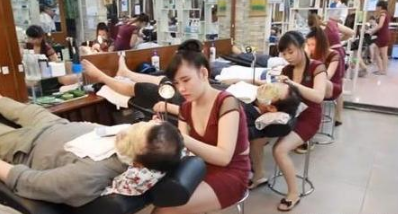 越南理发店流行嫩妹掏耳服务员,全套1.5小时,游客直呼