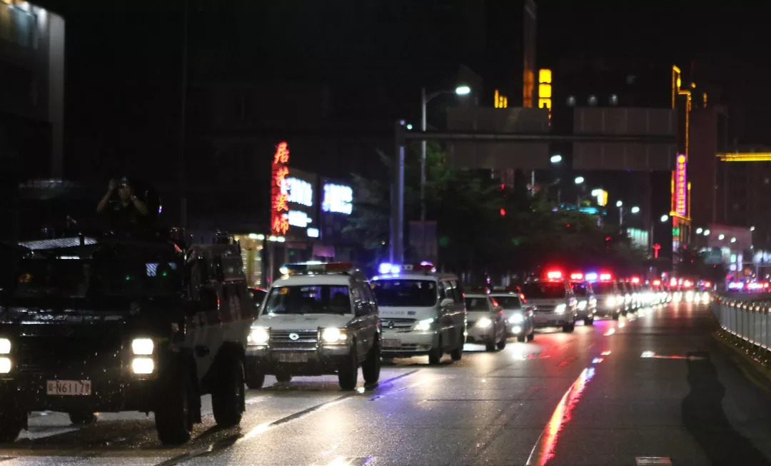 警车长龙 闪亮雨夜