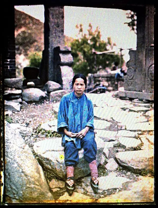 四川峨眉山伏虎寺一名缠足女子坐在路边