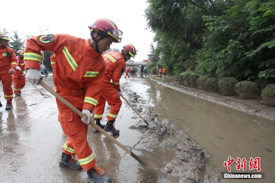 江苏消防官兵驰援寿光灾区进行道路清淤