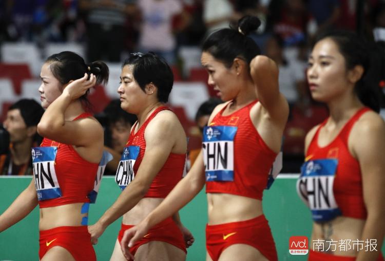 在男子接力比赛之前,女子4x100米接力先进行了决赛,结果中国女队卫冕