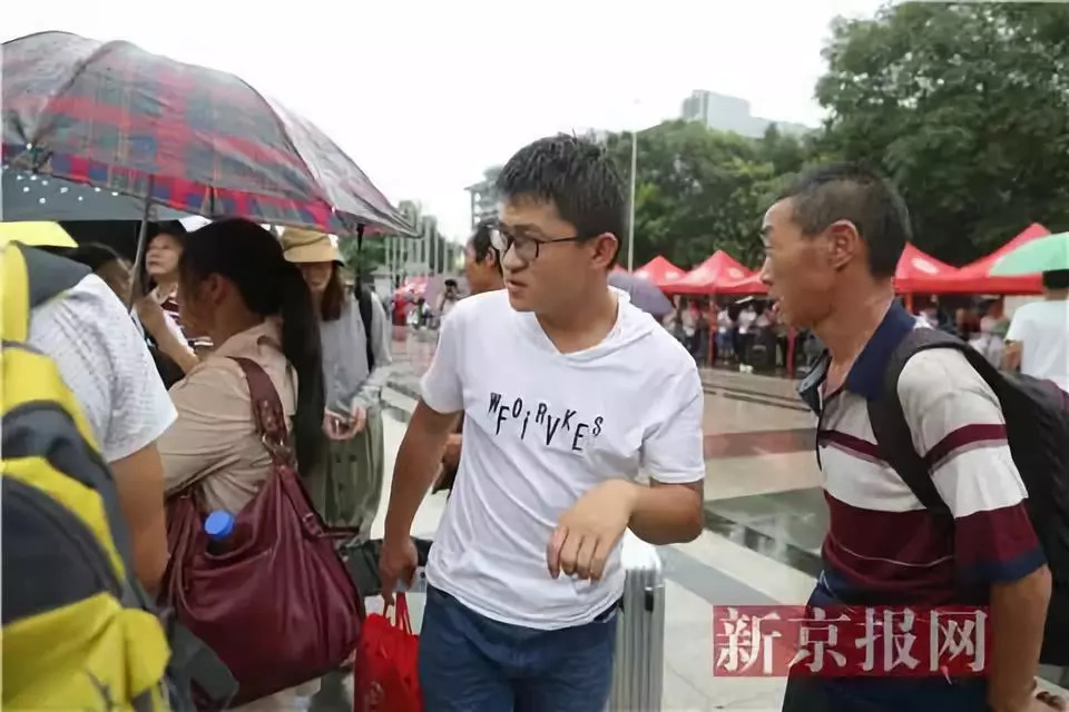 曲靖"工地男孩"崔庆涛到北大报到了!走红后曾开十多场宣讲会.