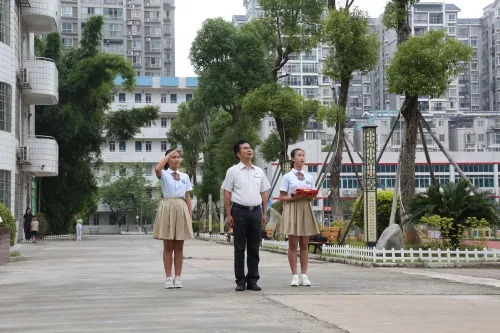 青春岁月 奋斗最美 ——柳州市文华中学建校日换旗仪式报道