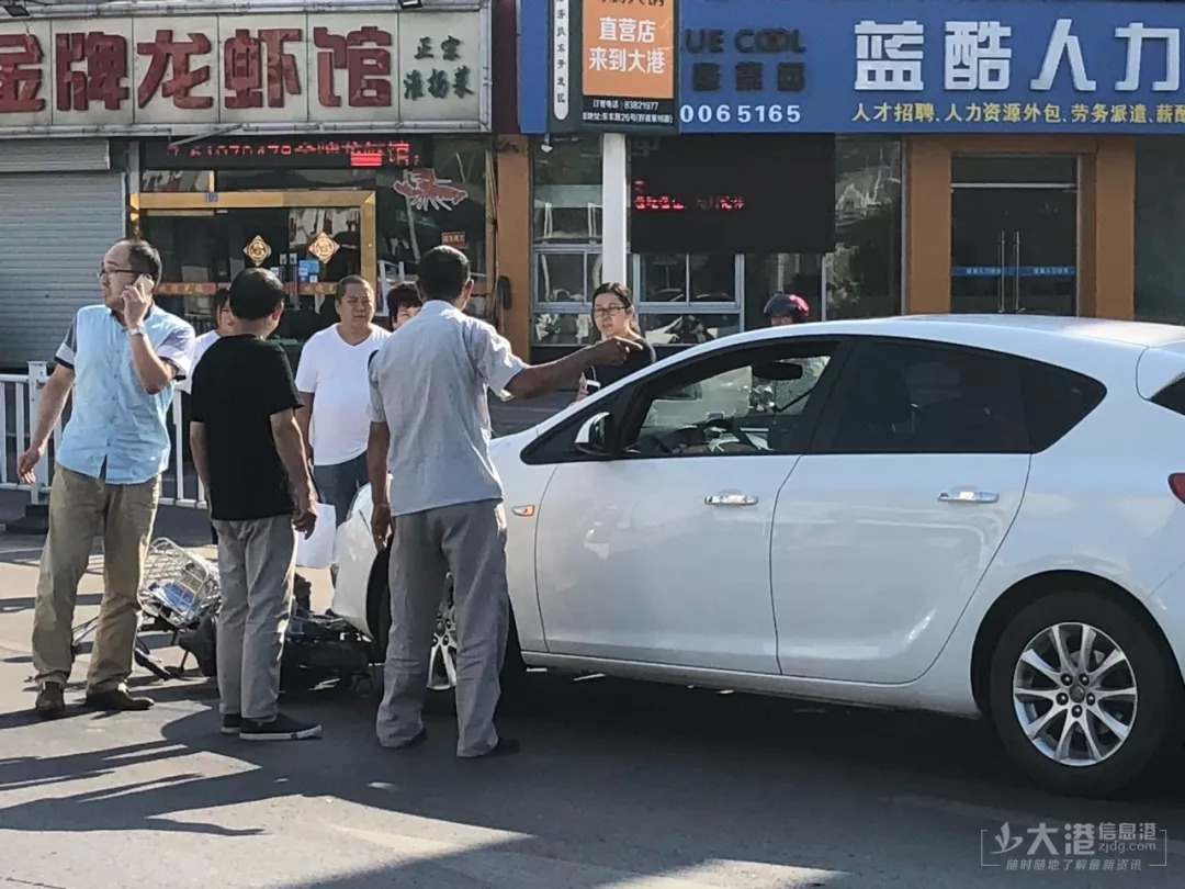 发生多起车祸!镇江新区平昌一阵轰鸣声后,一车倒地.