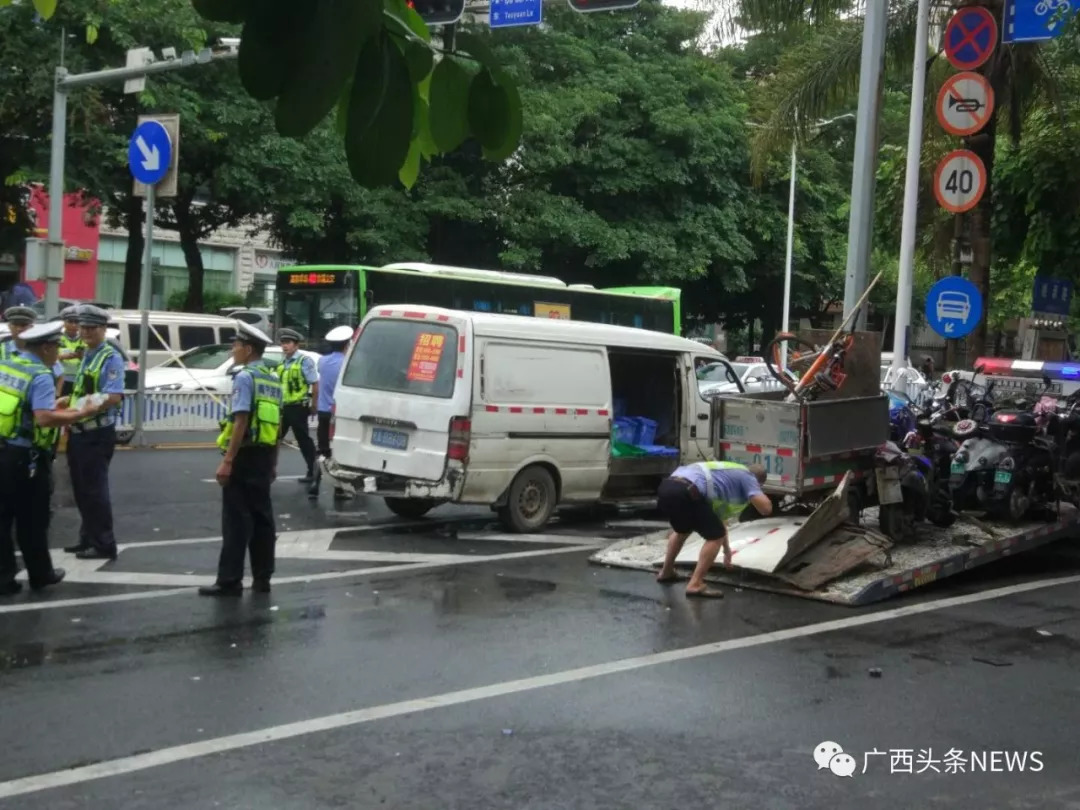 揪心!南宁桃源路一辆面包车失控连撞多辆电动车