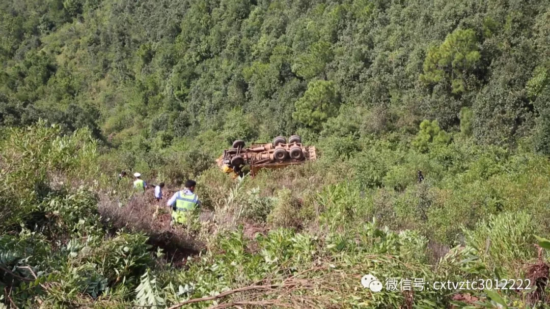 大姚一辆大货车坠崖,致1死1伤