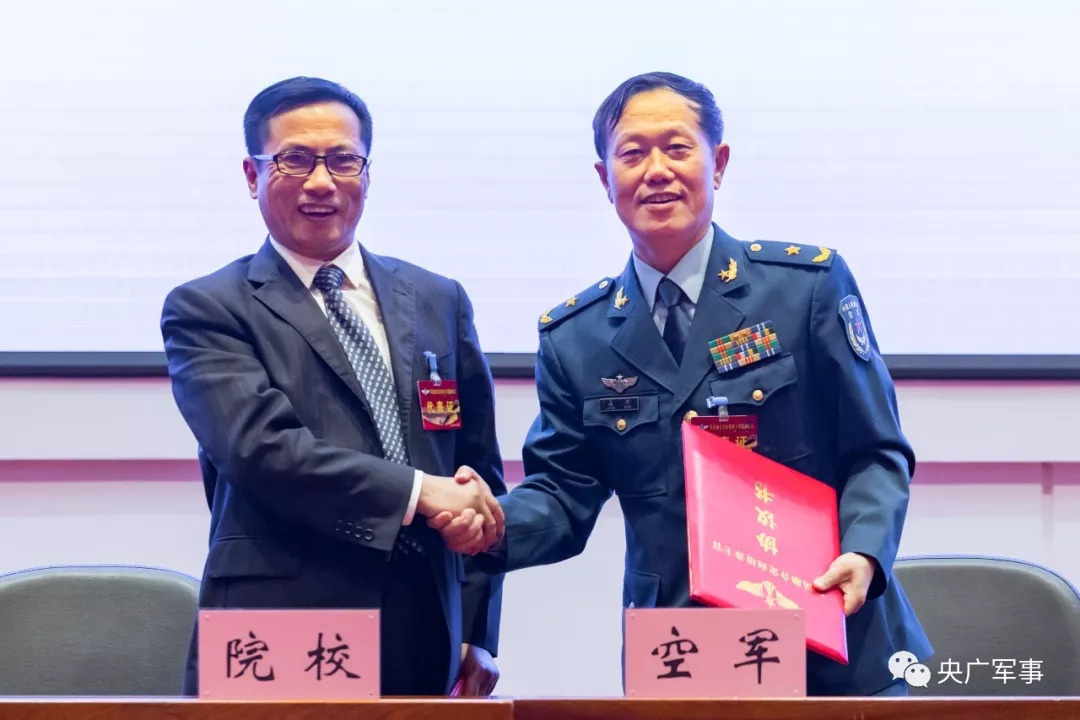 8月29日,空军政治工作部副主任姜平与相关院校签署协议书