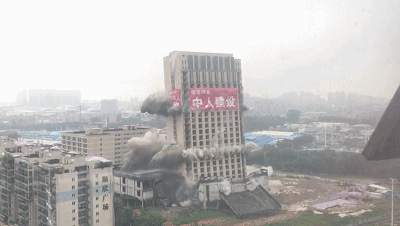 广州106.5米26层高楼爆破拆除,只用了6秒!