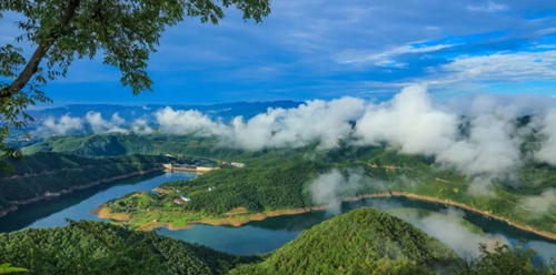 西峡石门湖:一弘清曲伴碧水 两岸叠翠入画来