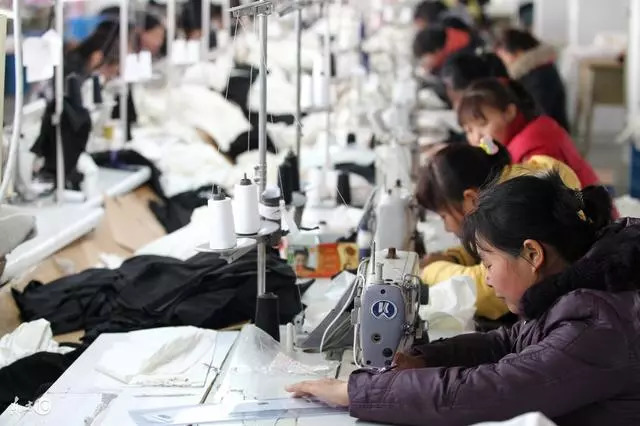 谈谈服装厂缝纫工加班加点的现象:服装厂能否实现8小时工作制_工人