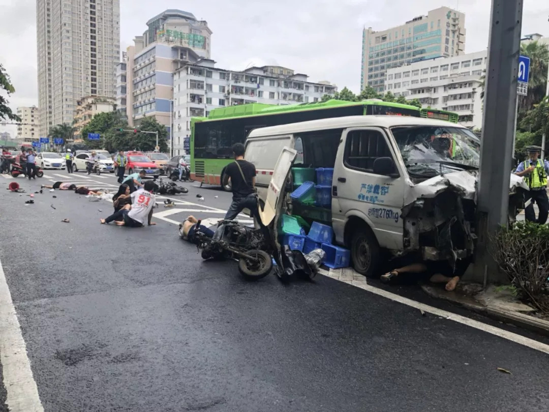 车祸瞬间视频曝光!面包车失控连撞多辆电车,已致1死多伤