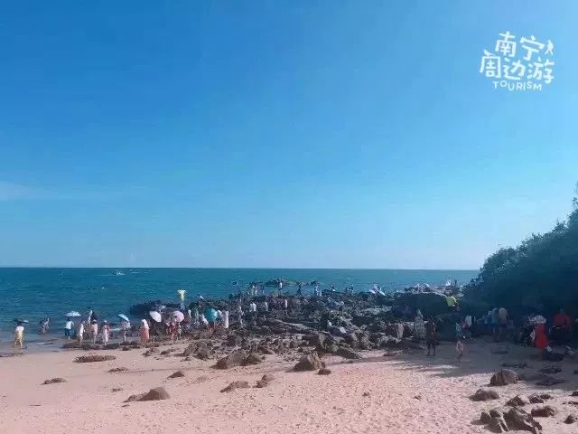 防城港最多人去的海水浴场 设施一应俱全 每天都有公交来回 怪石滩