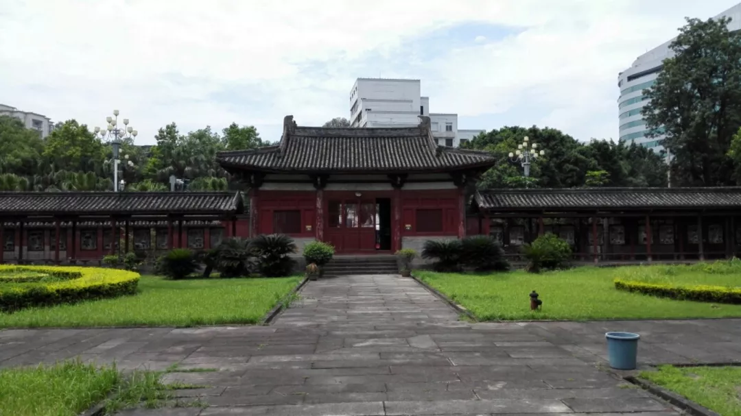 泉州青莲寺,位于福建省泉州市丰泽区安吉路中段浔美社区,依山临海