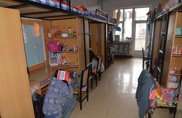 河北一中学宿舍挤30多人 家长在微信群抱怨,学生被开除