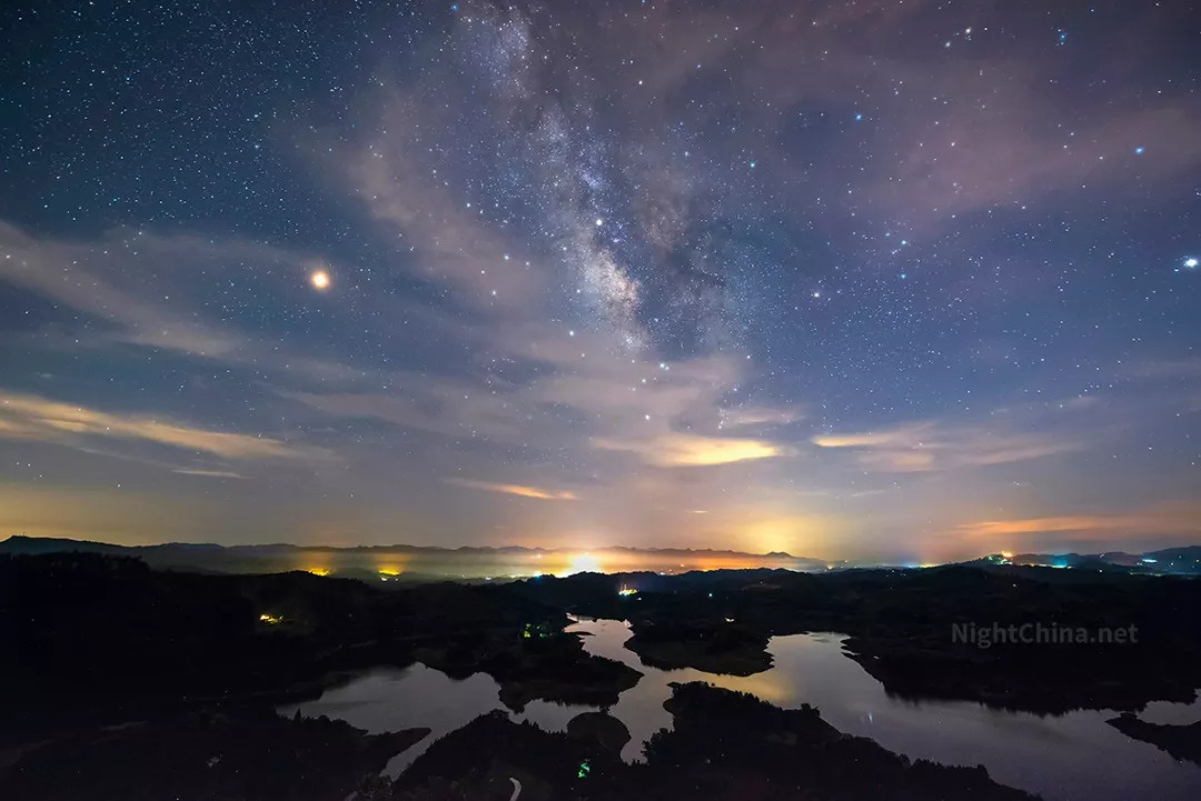 夜空中国亮星都熠熠生辉银河则在云中缓缓流淌