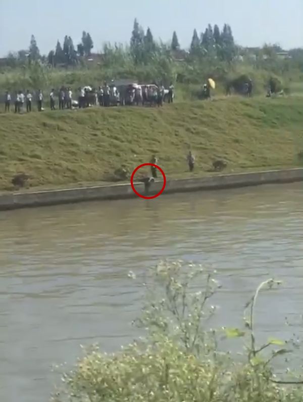 镇江某河里发现一具男性浮尸,警方已经介入调查._丹阳