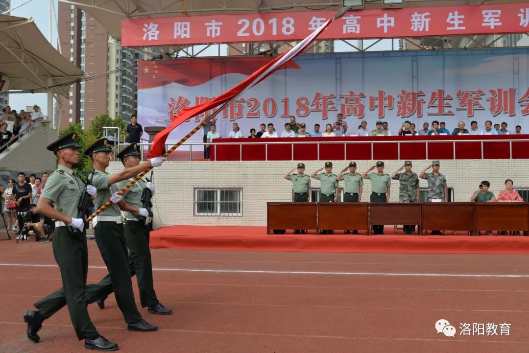 今天上午,27所高中2600余名学生在洛阳市第一高级中学进行了队列会操