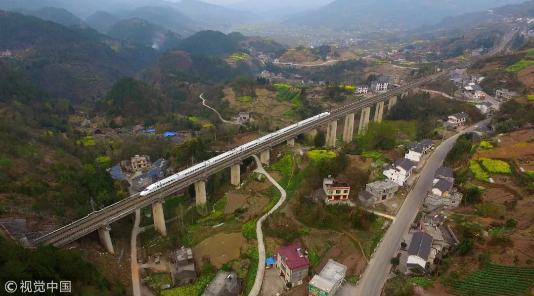 宜万铁路穿山越隧