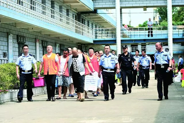 公安干警将在押人员送往九江市看守所新址.