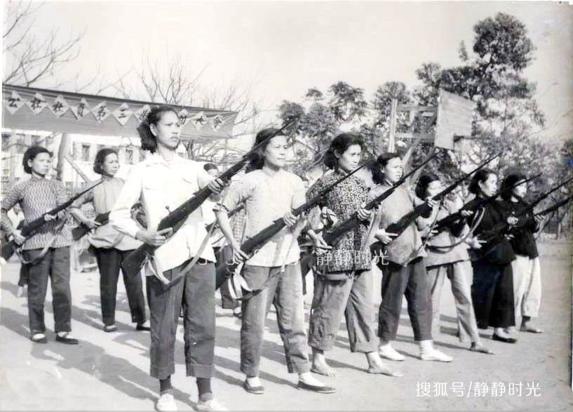 老照片70年代的女民兵飒爽英姿忆当年