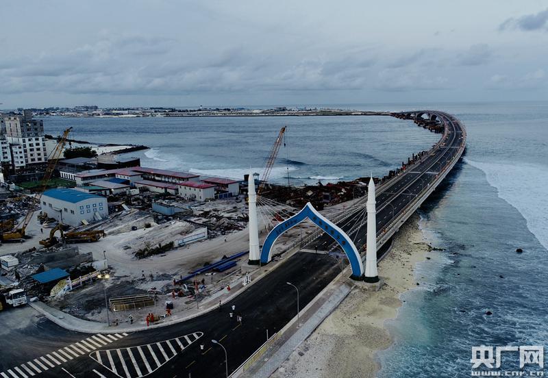 中马友谊大桥横跨噶杜海峡,连接马尔代夫首都马累和机场岛,总长2公里