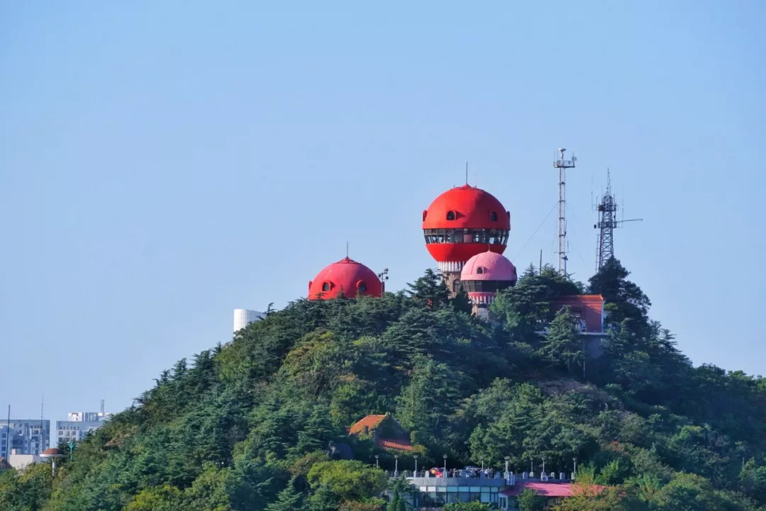 青岛信号山信号山公园位于青岛市中心,因曾在山顶建有为船只引航的