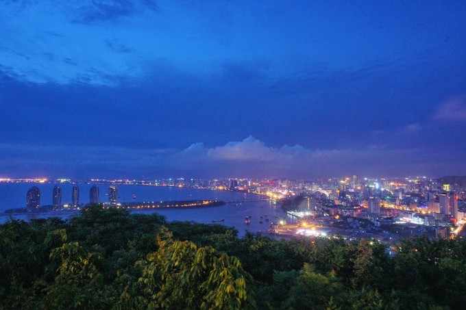 夜幕降临,三亚市区的点点星光开始点亮,这是一个城市的夜景,这个城市