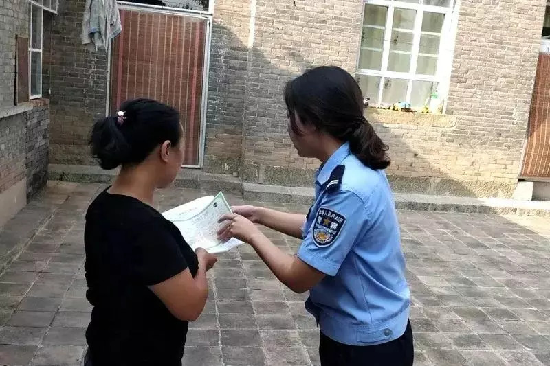 原村乡95后女民警的这个举动刷屏了