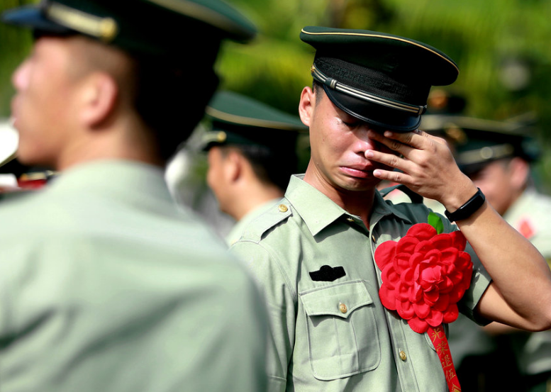 退伍季:硬汉成泪人!老兵退役战友哭得凶