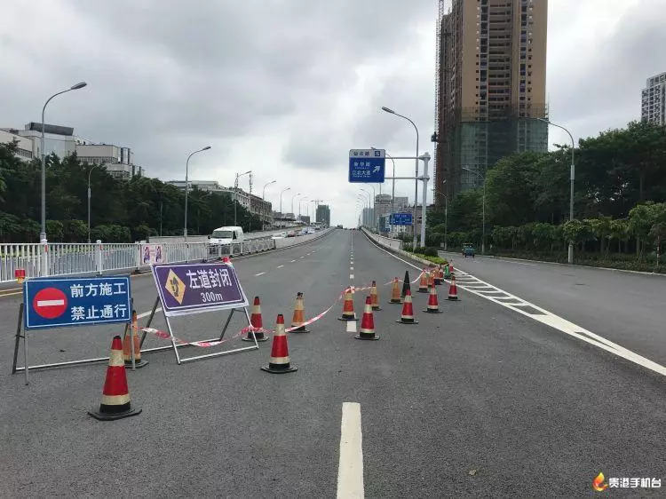 金港大道仙衣路高架桥半幅封闭施工,车辆过往注意绕行