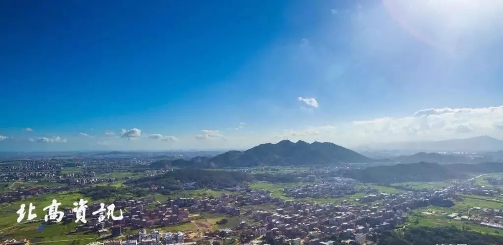 平日要么是远望五侯山, 要么登顶五侯山, 山的形状酷似巨型笔架