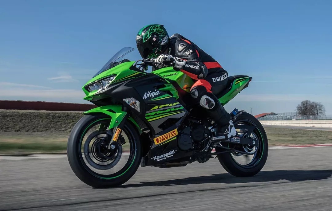 你在等ninja400?有人已经"开豁"到贴地飞行了!