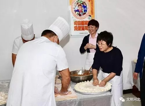 河北出版传媒集团副总经理刘翠敏与河北汇文大酒店志愿服务总队志愿者