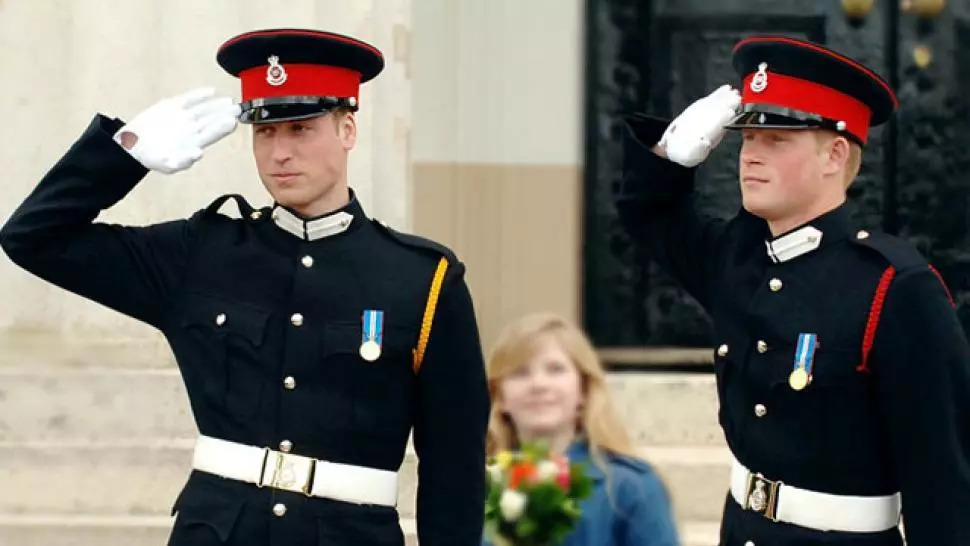 戴头饰威廉和哈里王子什么时候穿军装这些你不知道的英国王室着装守则