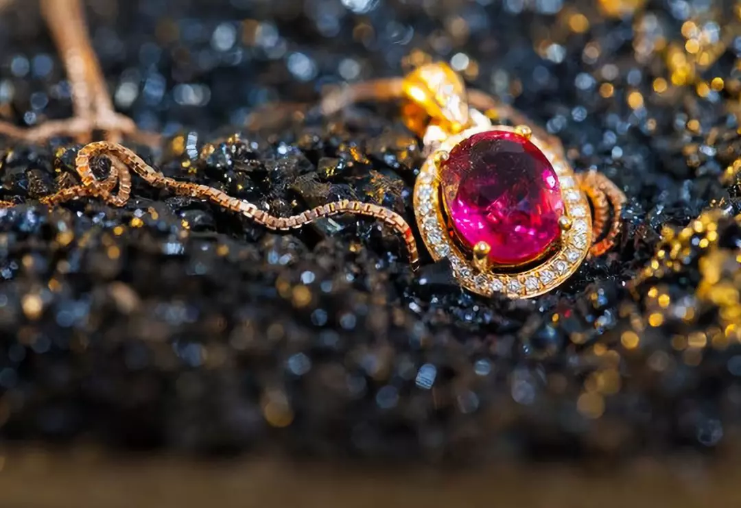 传奇珠宝:宝石丨宝石珍贵,但如何辨认优质宝石