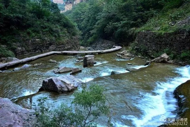 太行山林州桃花谷,一路上清泉流水奔腾,两岸群峰峥嵘翠绿