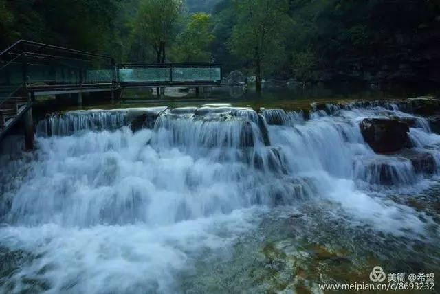 太行山林州桃花谷,一路上清泉流水奔腾,两岸群峰峥嵘翠绿