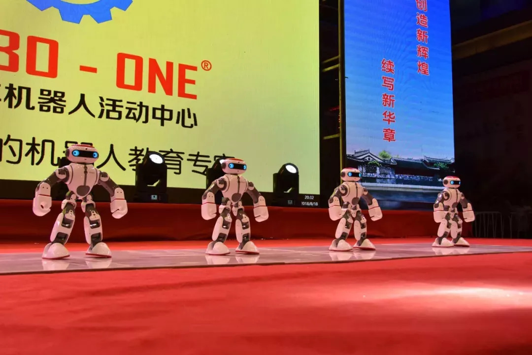 如城·九鼎 robo-one青少年机器人活动中心 现场可是人声鼎沸 新时代