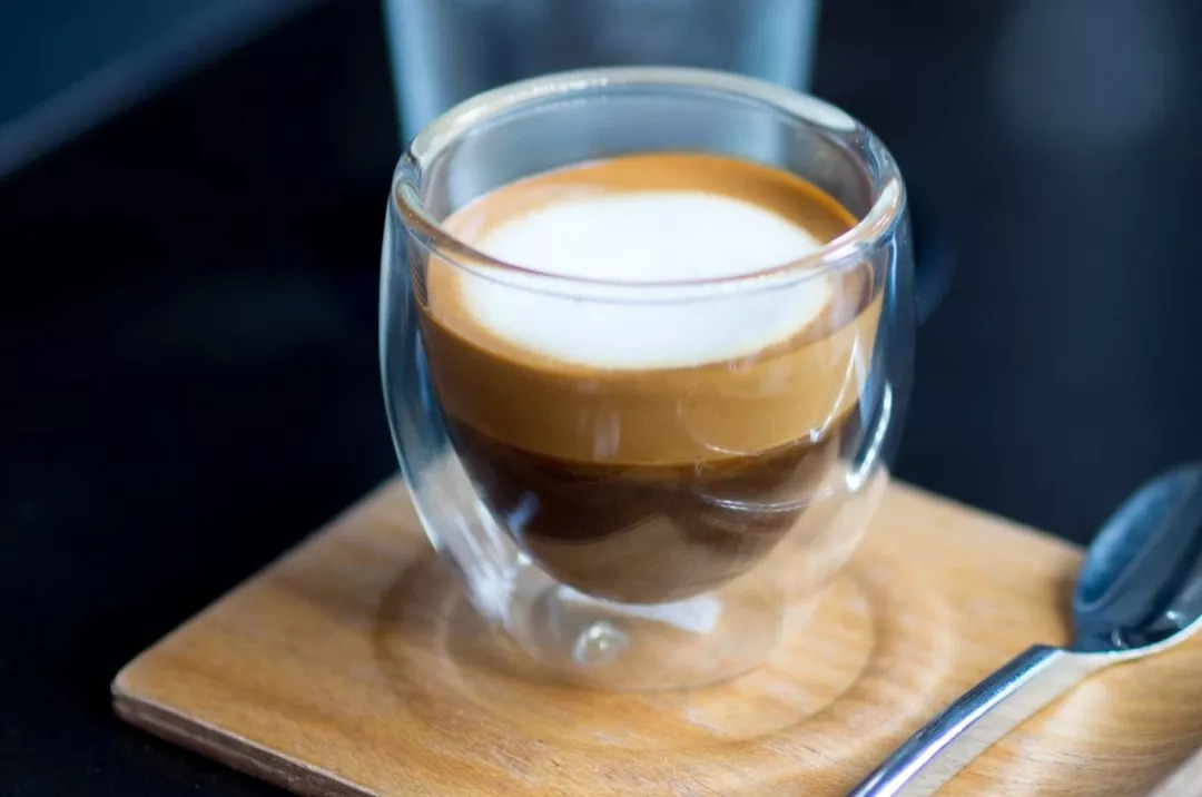 玛奇雅朵/玛奇朵咖啡是由单份或双份浓缩,上面加少许加热打发后的奶泡